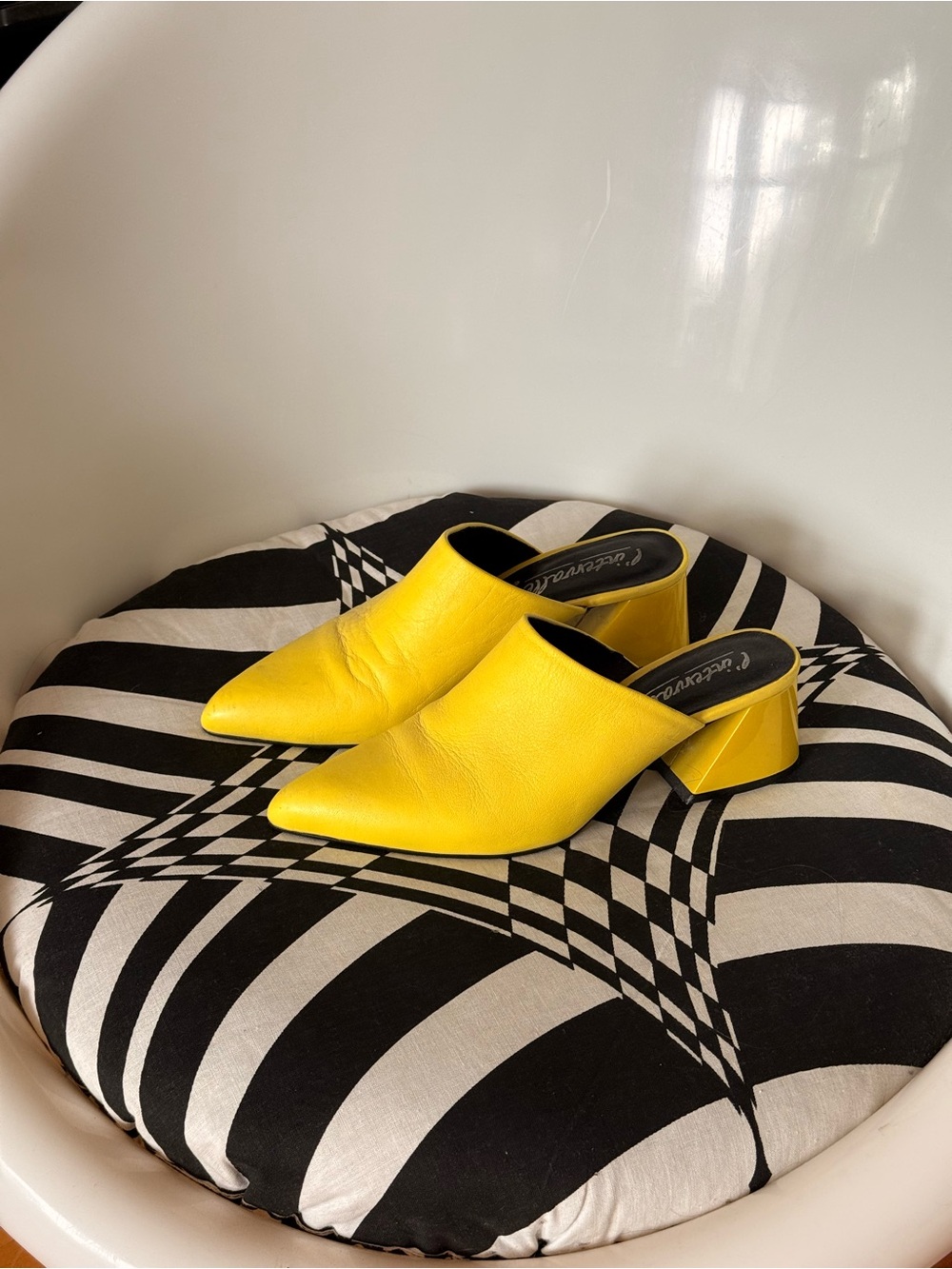 L'INTERVALLE Yellow Pointed Leather Mule Heels